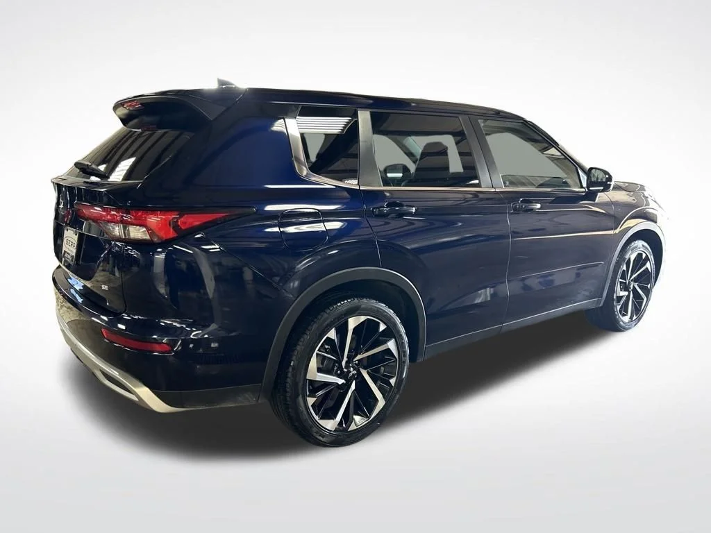 Used 2023  Mitsubishi SE image 5