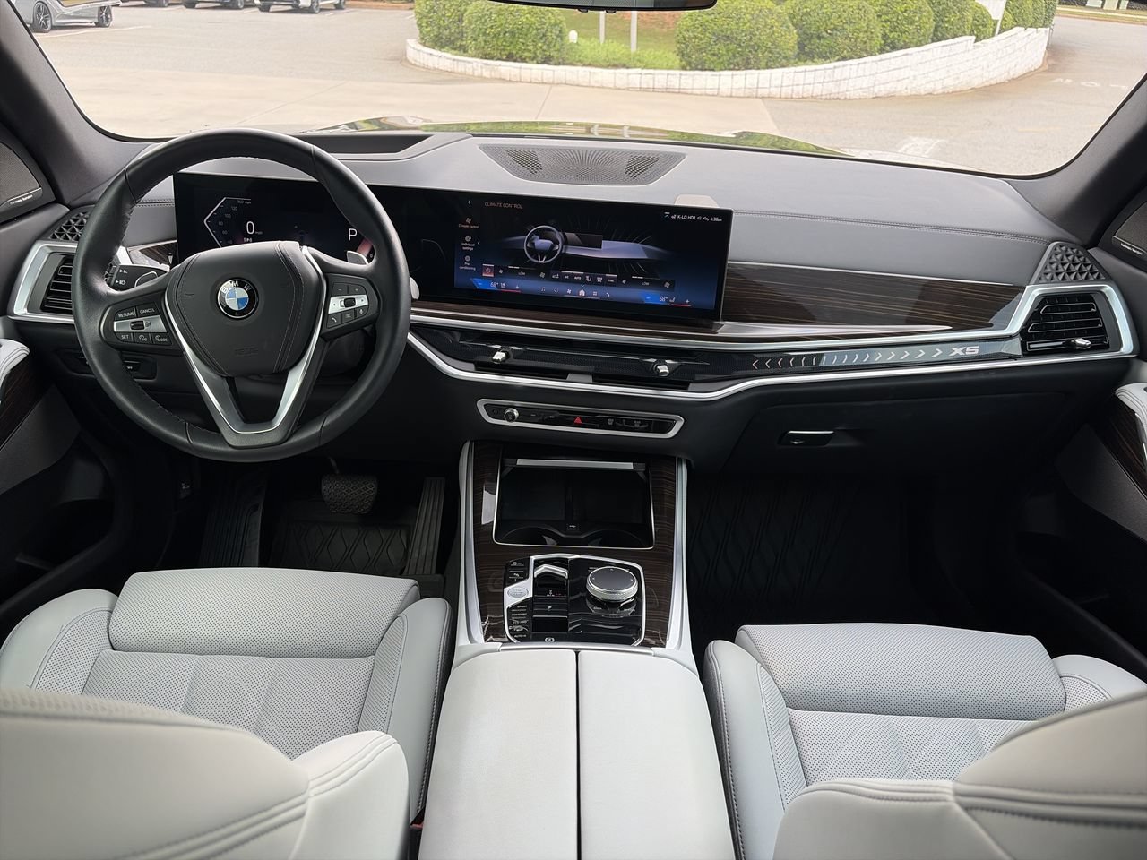 Used 2024 Black Sapphire Metallic BMW xDrive40i image 29