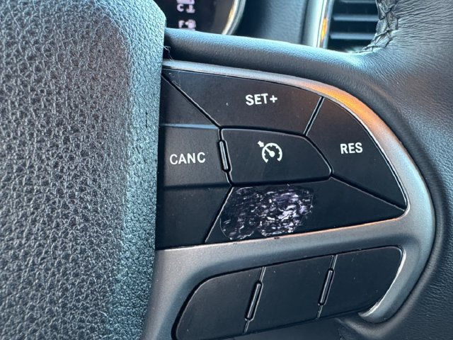 Used 2018 Red Jeep Laredo E image 8
