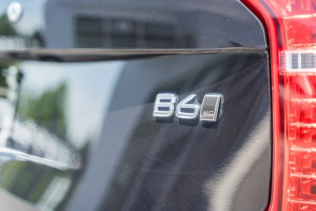 Used 2024 Black Volvo B6 Plus Bright Theme 6-Seater image 8
