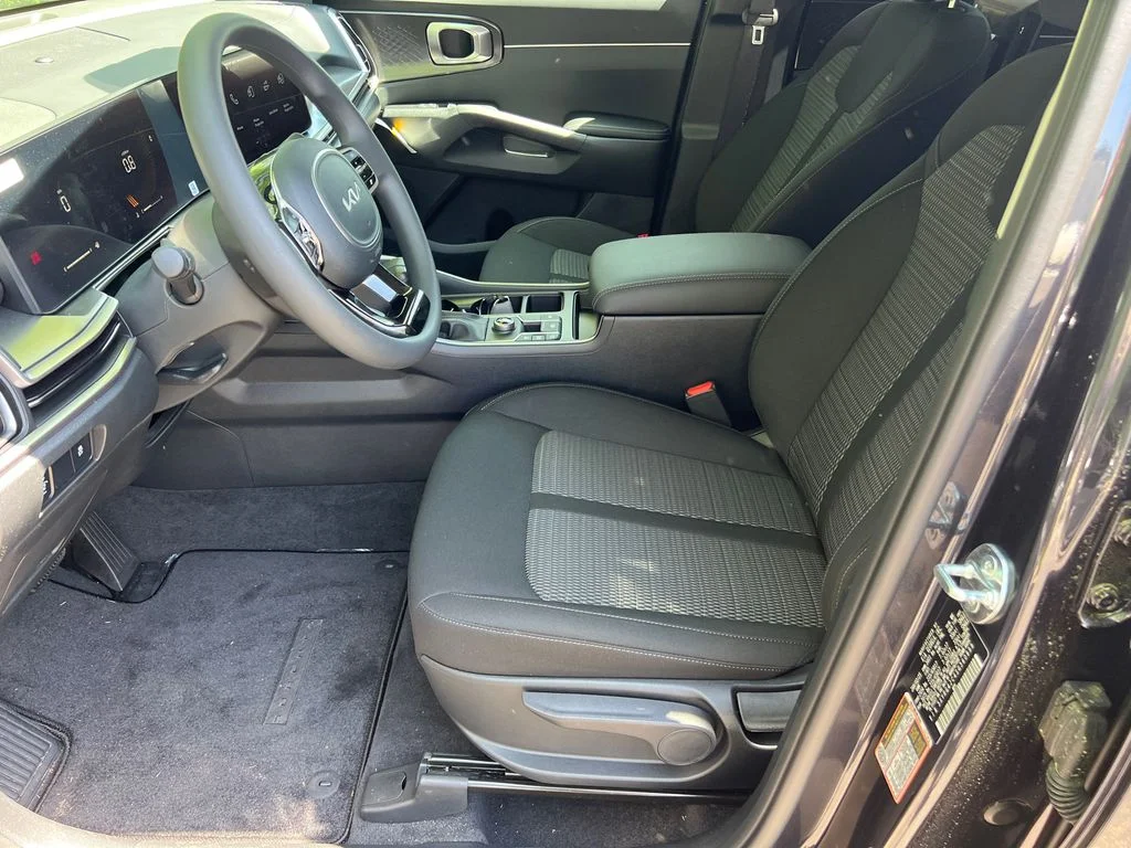2025 Kia Sorento LX - Photo 9