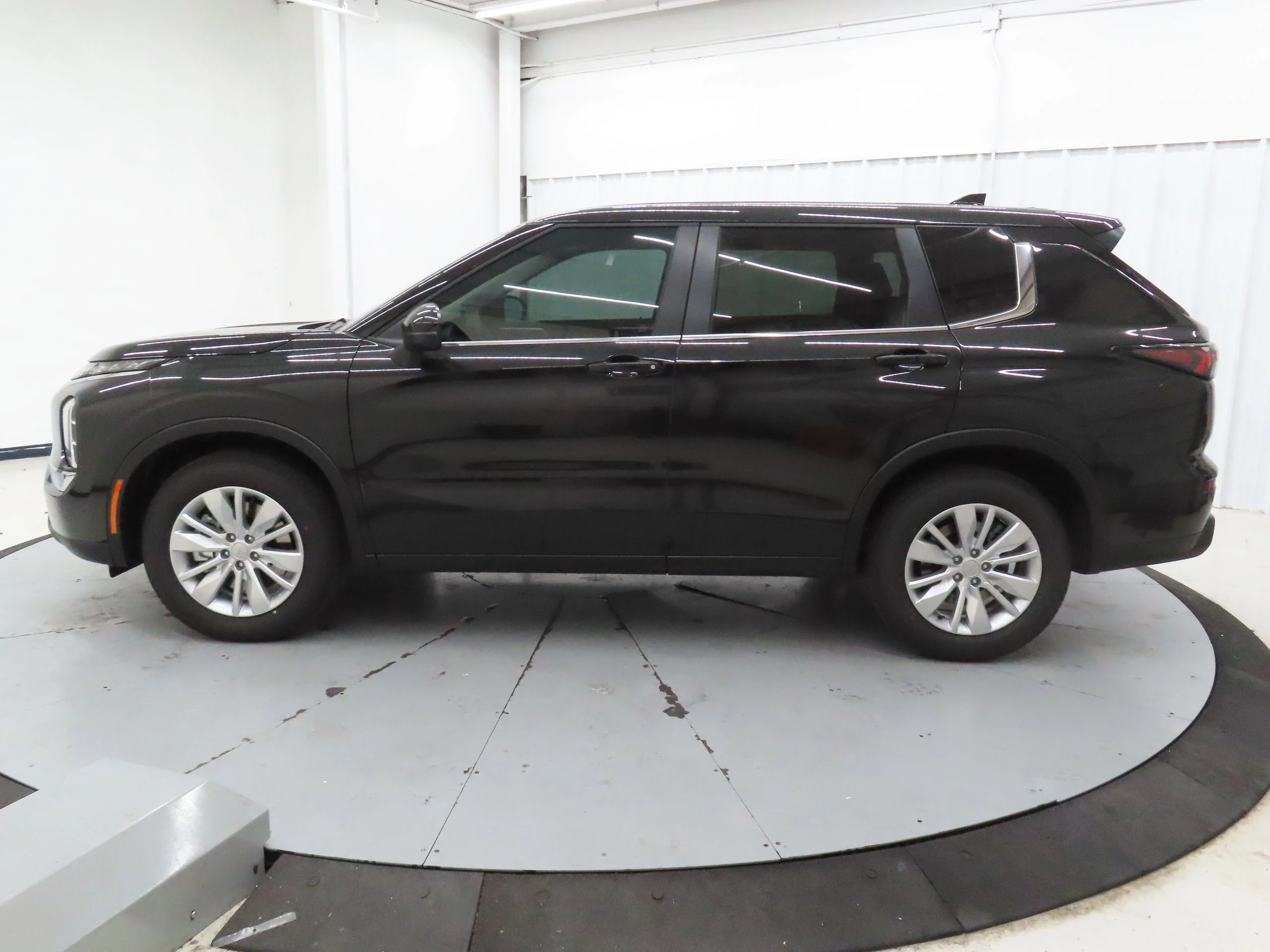New 2026 Black Mitsubishi ES image 7