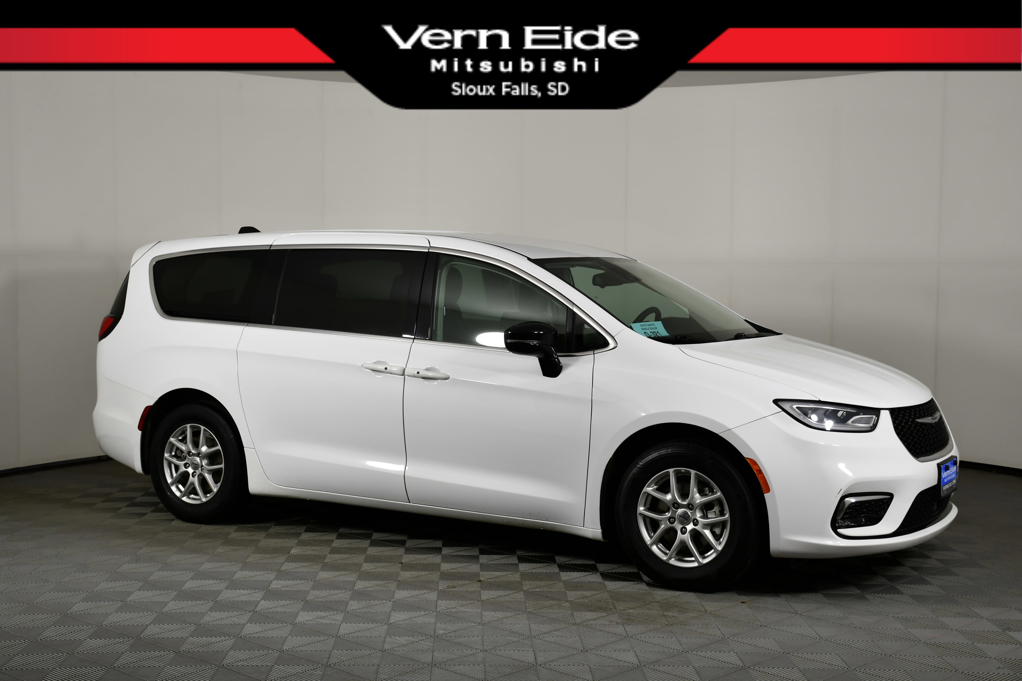 2024 Chrysler Pacifica Touring L's photo