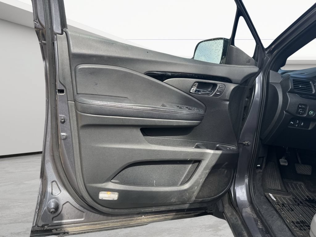 Used 2019  Honda Touring image 11