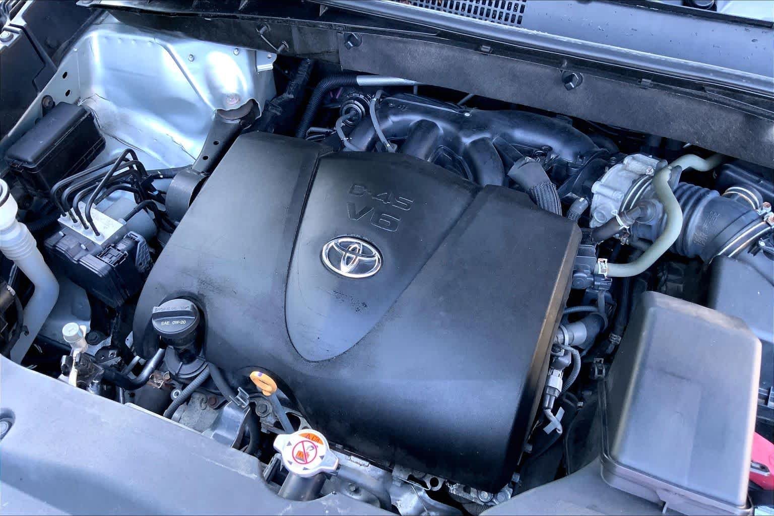 Used 2018 Celestial Silver Metallic Toyota XLE image 31