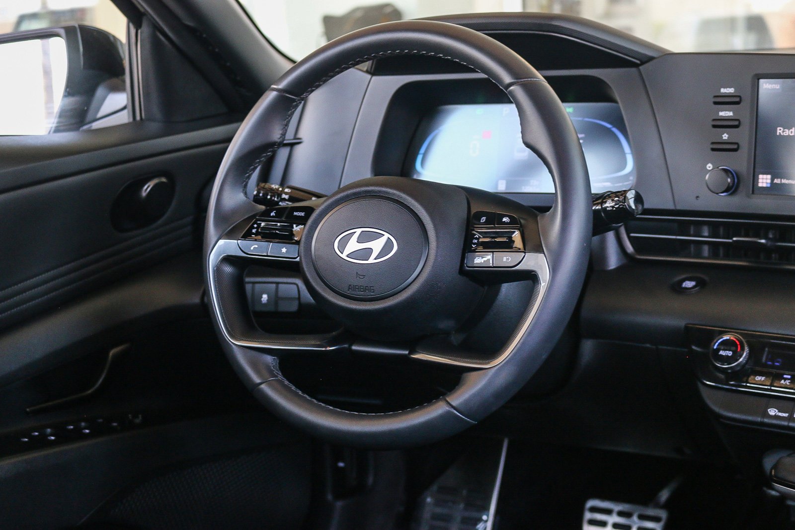 2025 Hyundai Elantra SEL - Photo 16