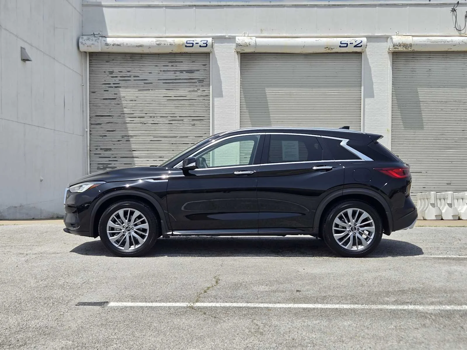 Certified Used 2025 Black Obsidian INFINITI LUXE image 5