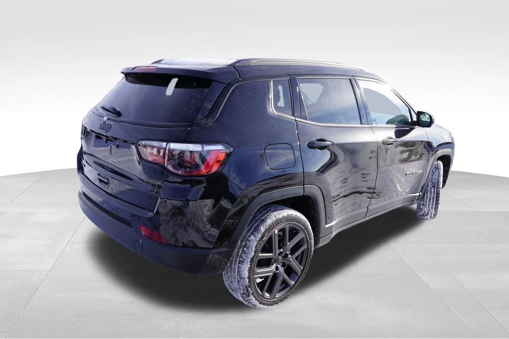 New 2026 Diamond Black Crystal Pearlcoat Jeep Limited image 3