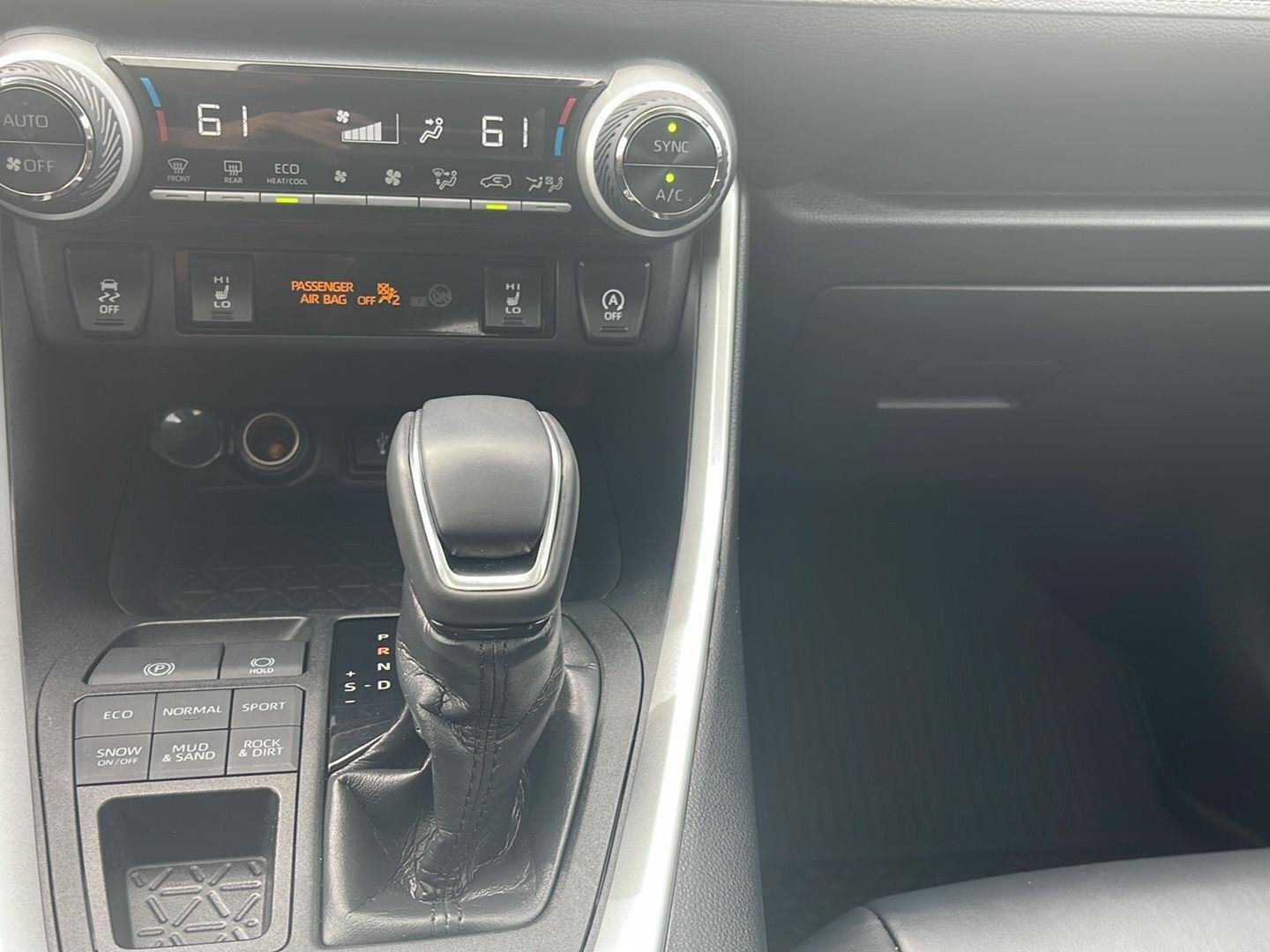 Used 2020 Midnight Black Metallic Toyota XLE Premium image 28