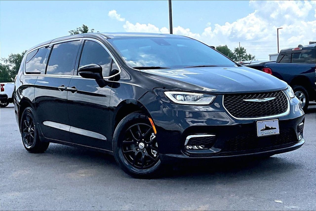 Used 2023 Brilliant Black Crystal Pearlcoat Chrysler Touring L image 36