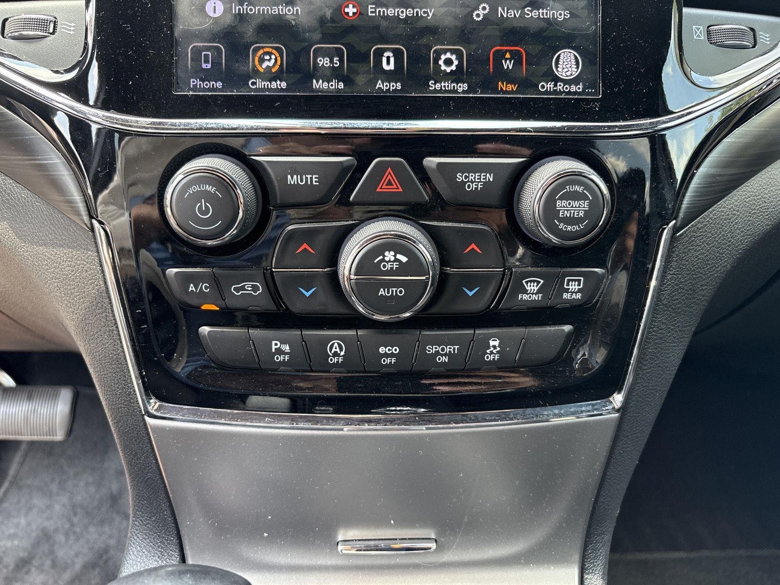 Used 2020 Diamond Black Crystal Pearl Jeep Laredo image 10