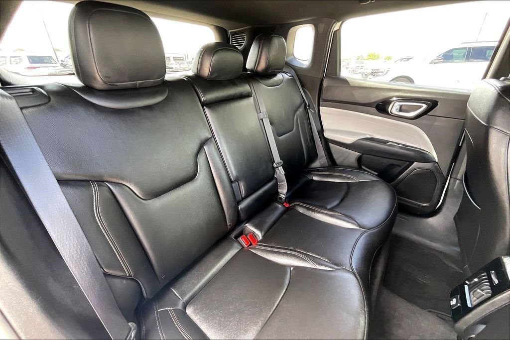 Used 2024 White/off-white Jeep Limited image 22
