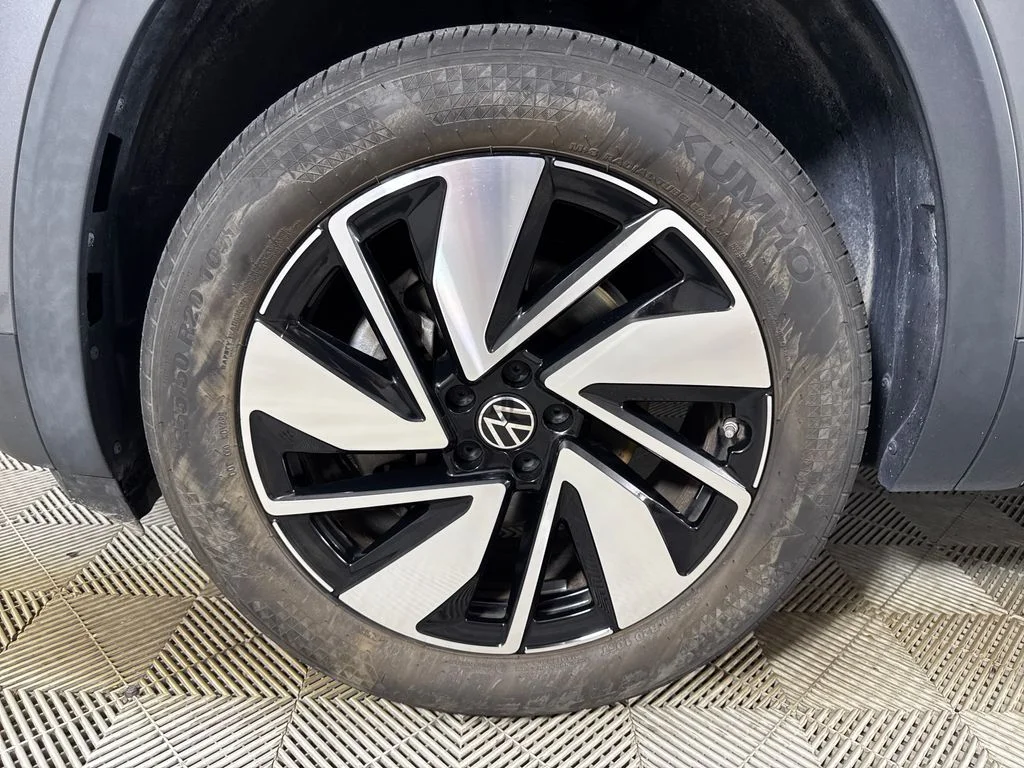 Certified Used 2024  Volkswagen 2.0T SE w/Technology image 12