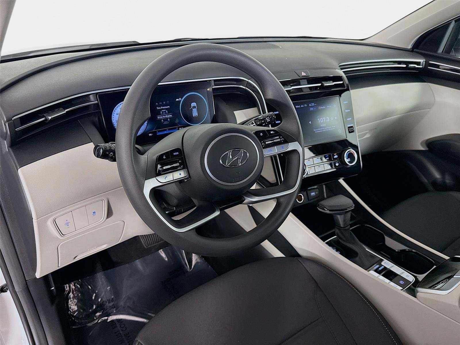 Used 2024 White Pearl Hyundai SE image 9