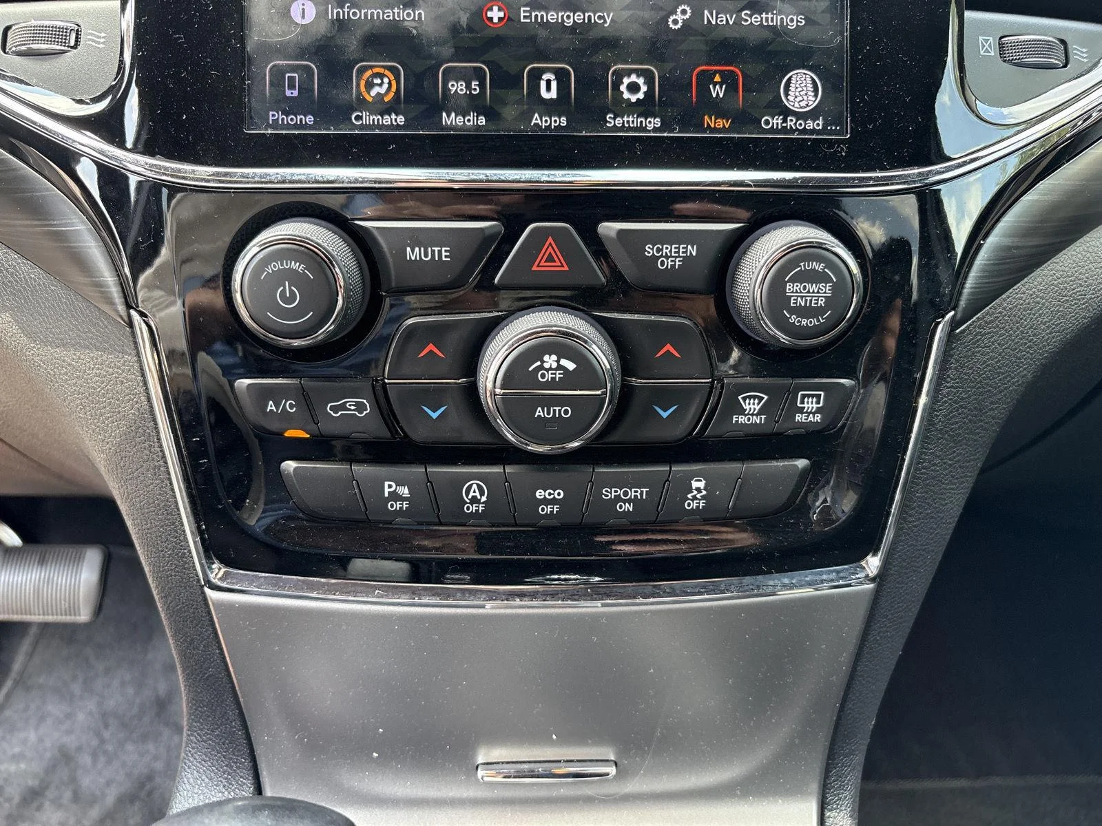Used 2020 Diamond Black Crystal Pearl Jeep Laredo image 10