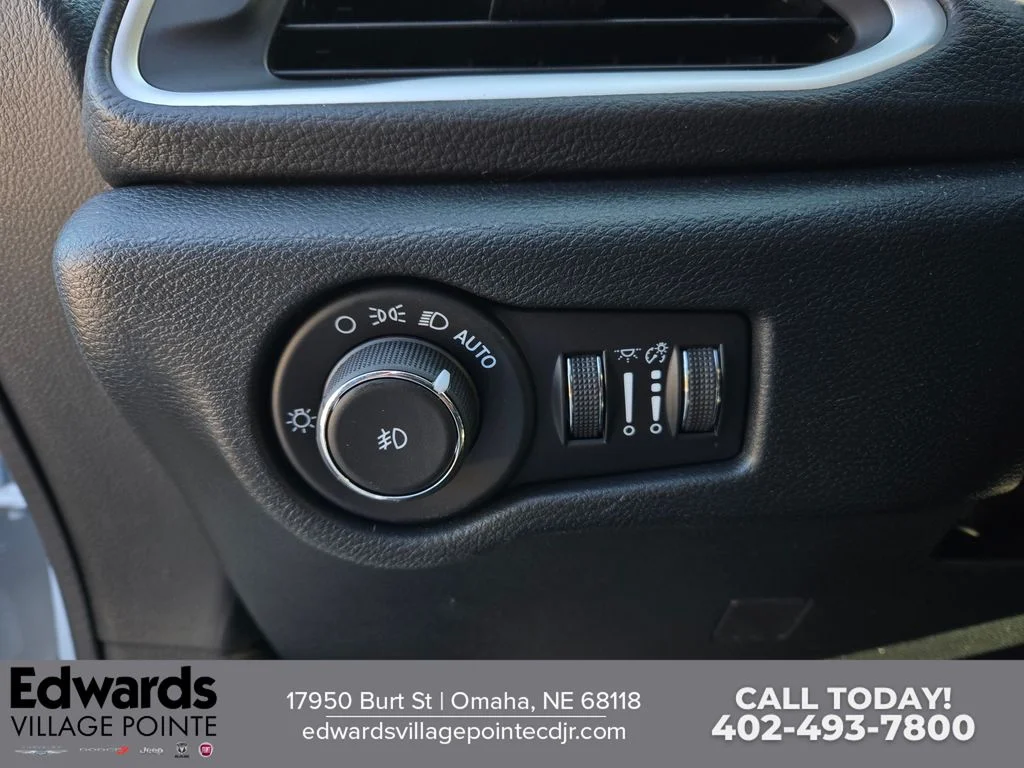 2026 Chrysler Pacifica Select - Photo 11