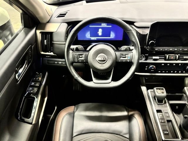 Used 2023 White Nissan Platinum image 13