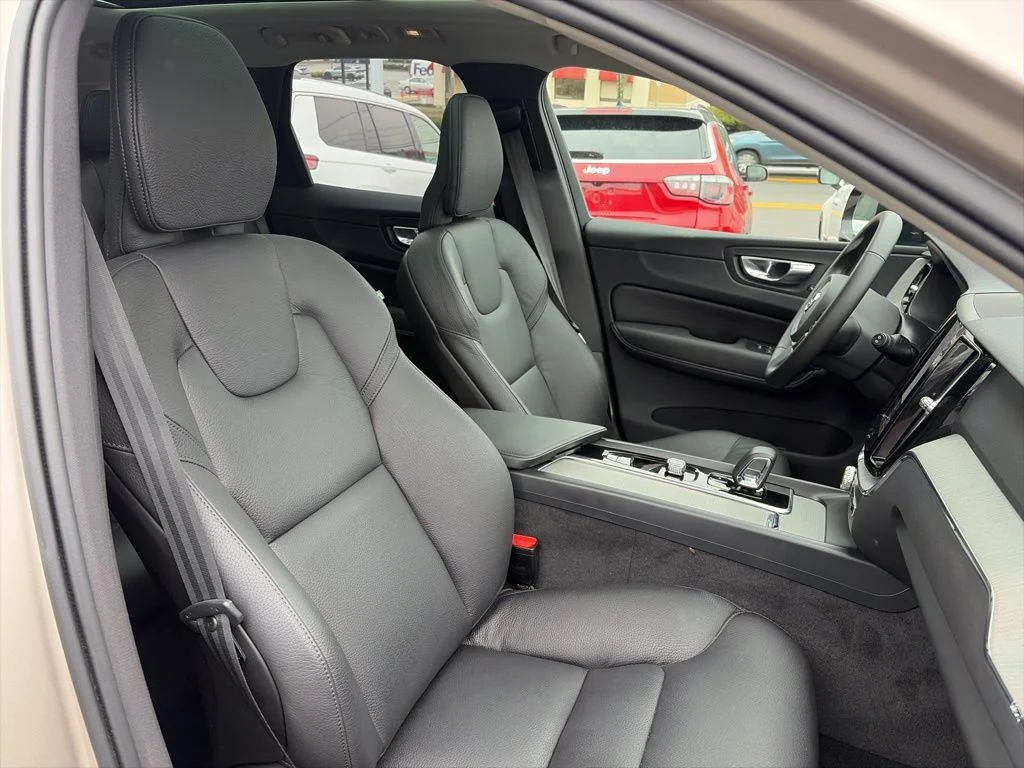 2025 Volvo XC60 Plus - Photo 18