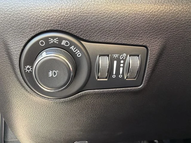 Used 2025 White Jeep Limited image 21