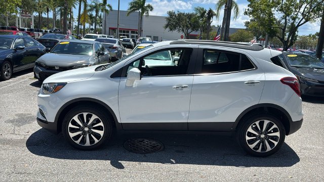 Used 2021 Summit White Buick Preferred image 4