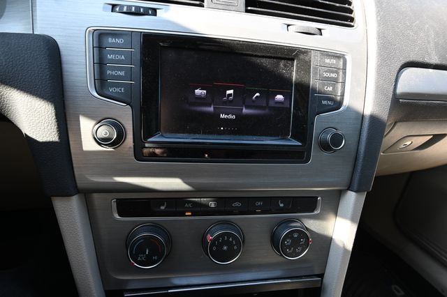 Used 2015 Black Volkswagen SE image 11