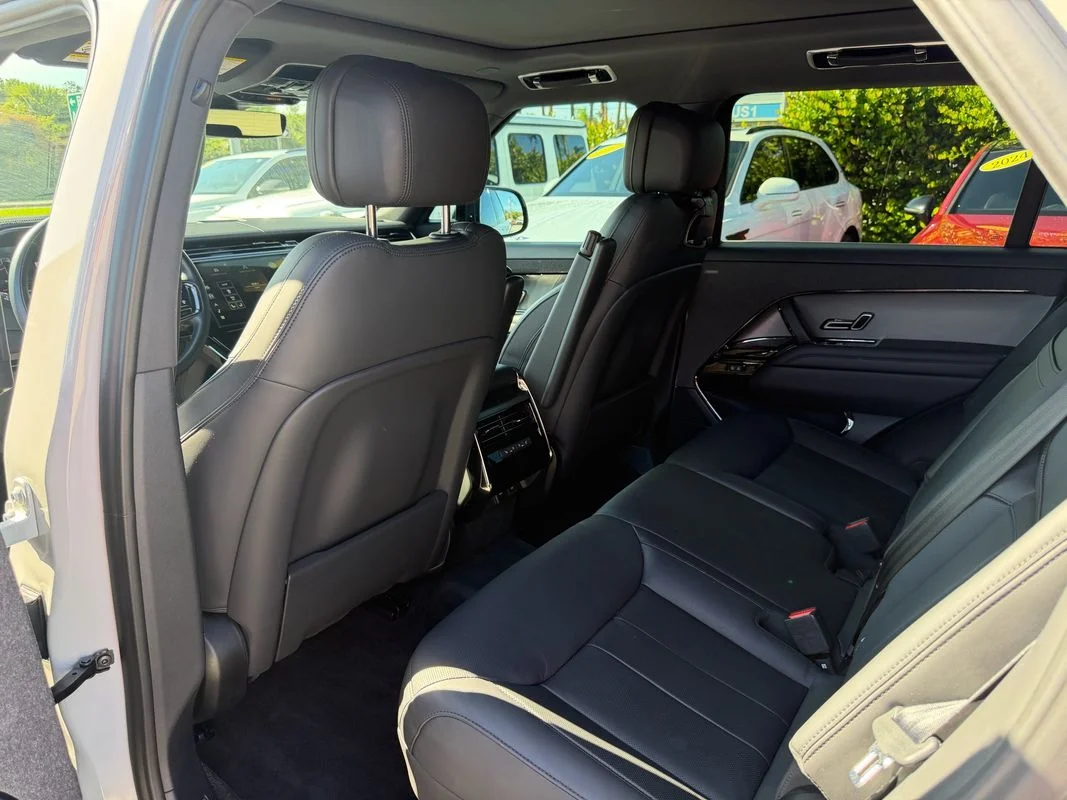 Used 2024  Land Rover Dynamic SE image 14