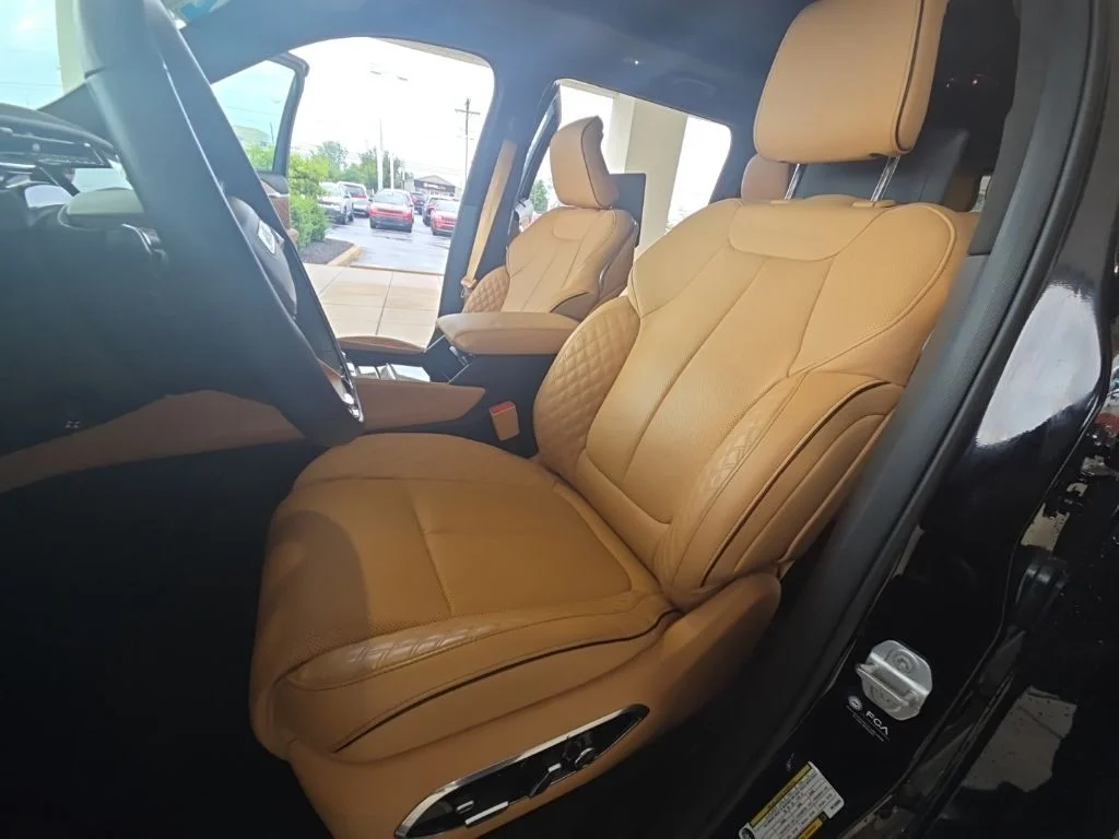 Used 2023 Black Jeep Summit image 29