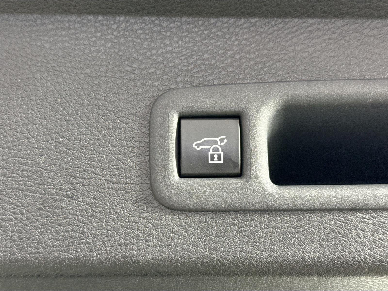 Used 2025 Wind Chill Pearl Toyota XLE 8-Passenger image 39