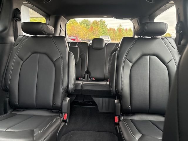 New 2026 Diamond Black Crystal Pearl-Coat Exterior Paint Chrysler Select image 15