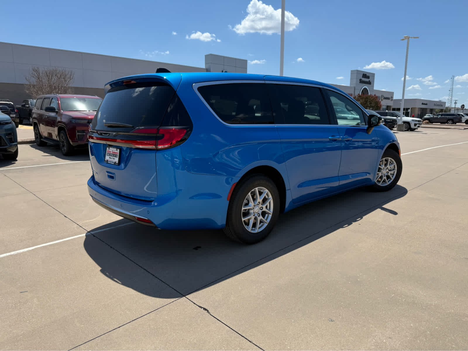 New 2027 Hydro Blue Pearl-Coat Exterior Paint Chrysler Select image 8