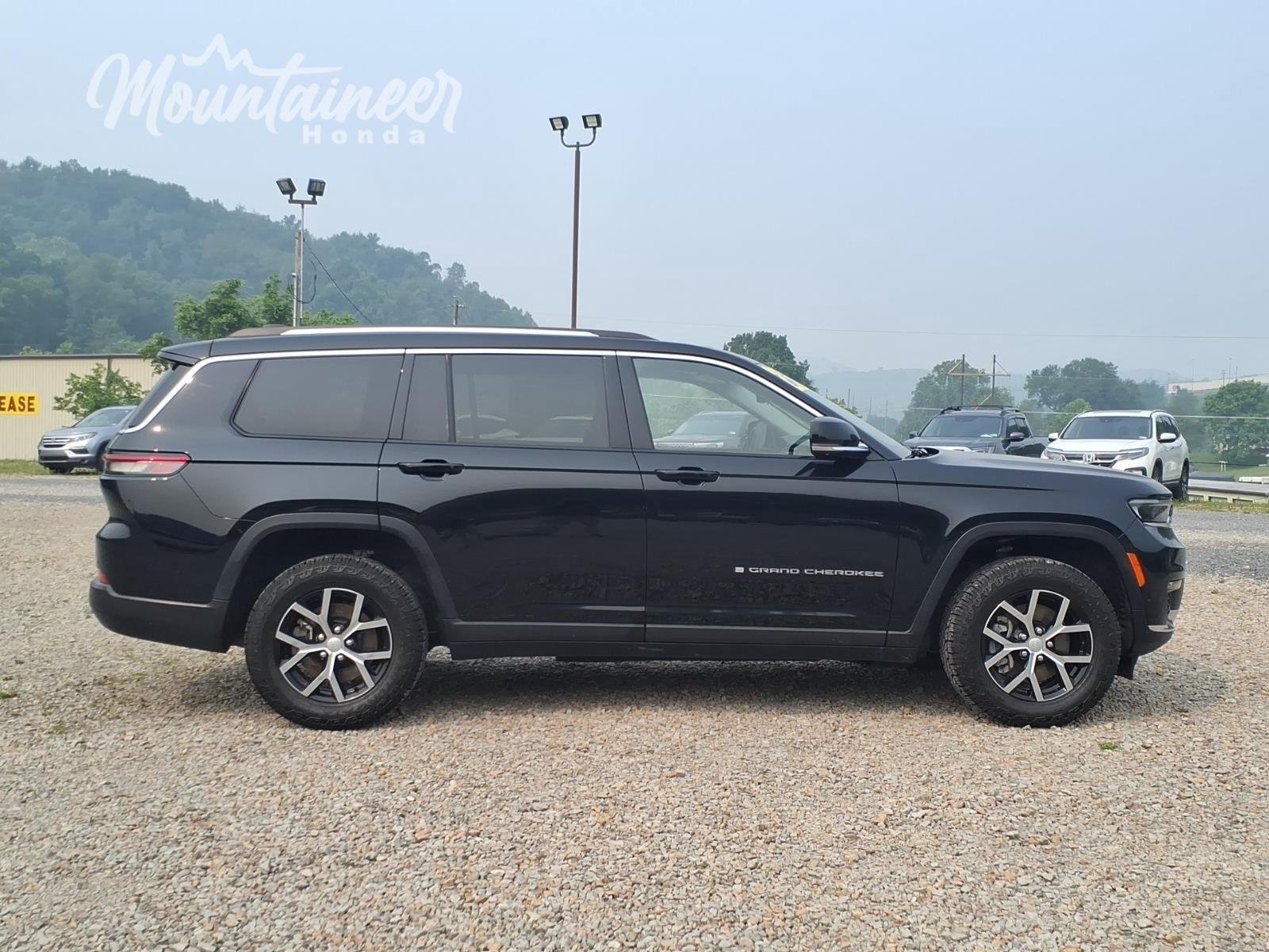 Used 2023 Diamond Black Crystal Pearlcoat Jeep Limited image 8