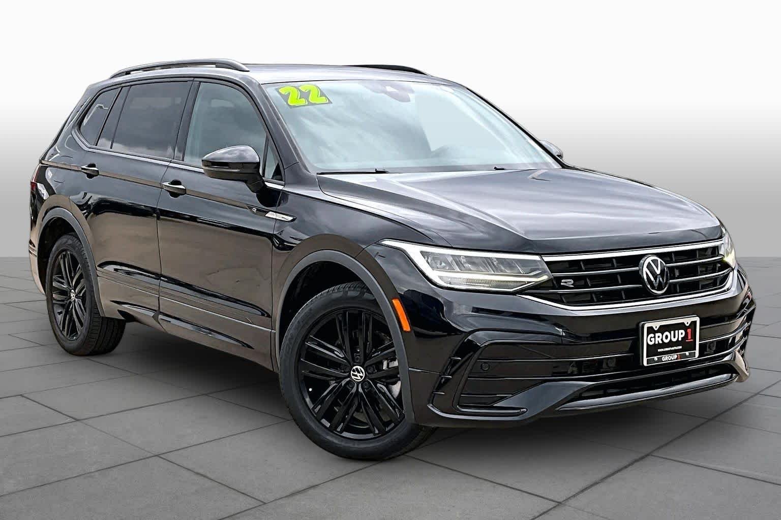 Pre-Owned 2022 Volkswagen Tiguan SE R-Line Black