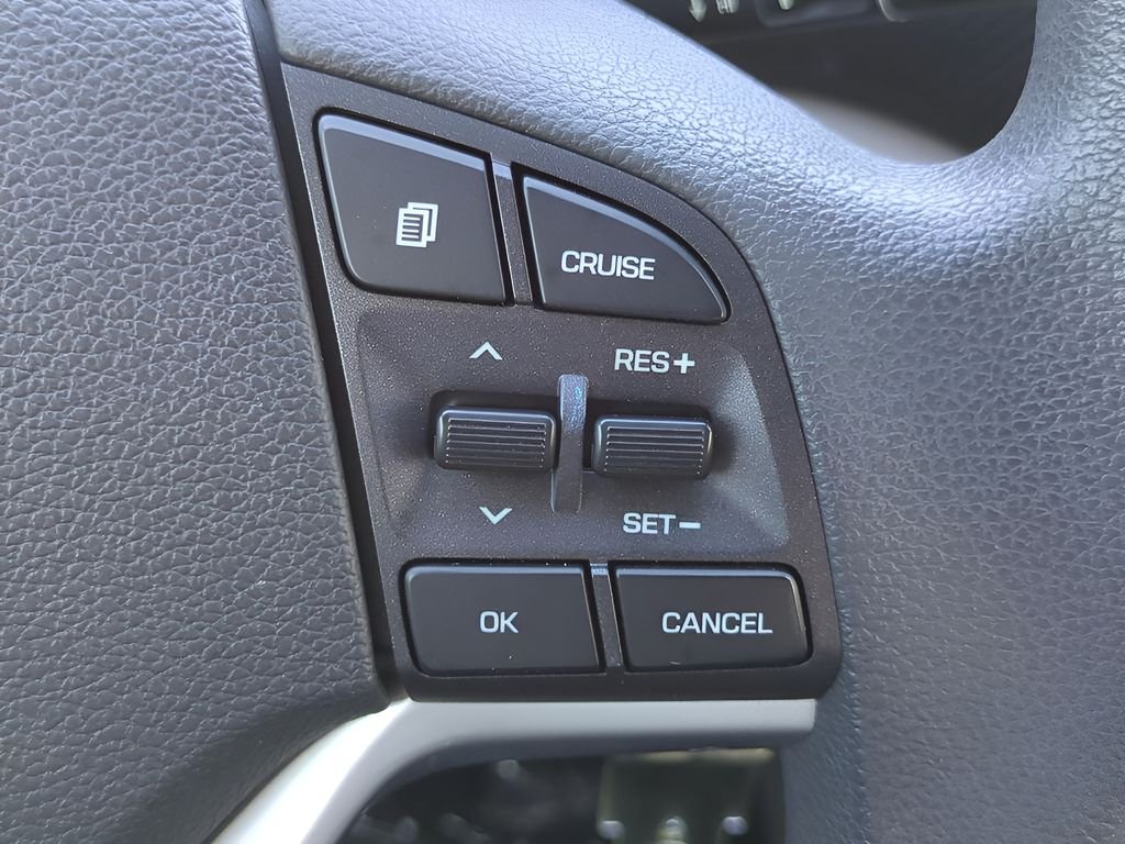 Used 2020 White Hyundai SE image 22