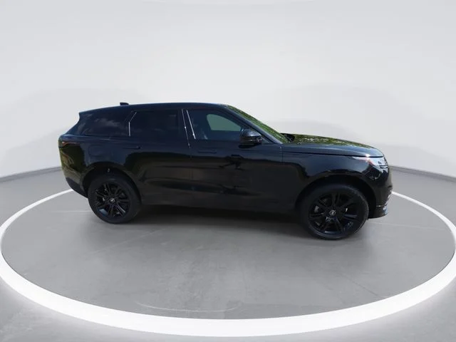 Used 2023 Black Land Rover R-Dynamic S image 9