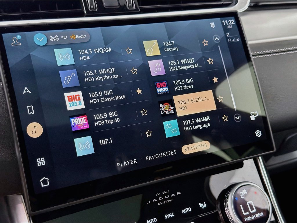 Used 2024 Black Jaguar R-Dynamic SE image 15