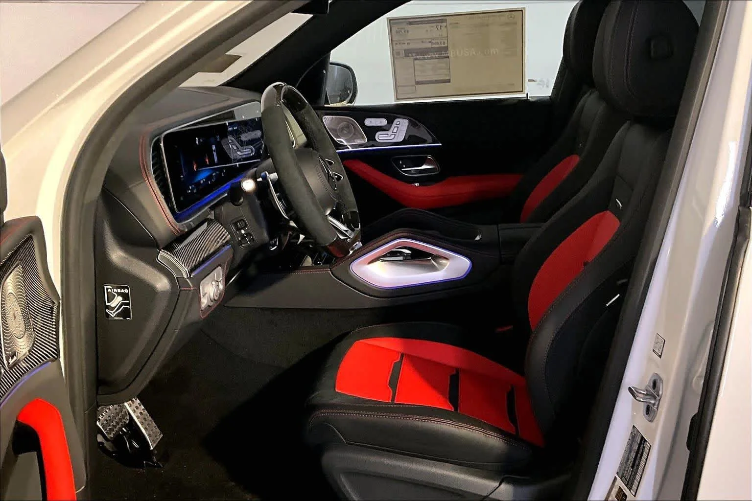 New 2026 MANUFAKTUR Moonlight White Metallic Mercedes-Benz AMG® GLE 63 S image 13