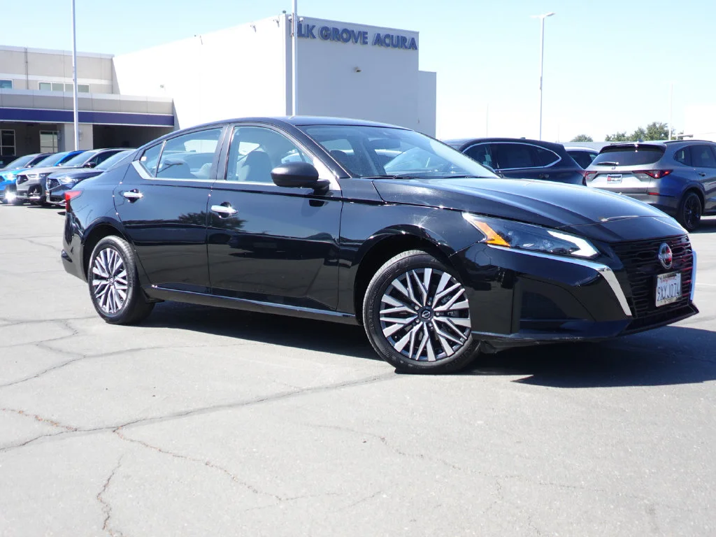 Used 2025 Super Black Clearcoat Nissan 2.5 SV image 5