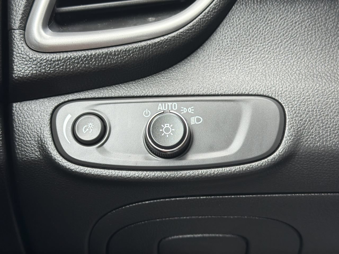 Used 2022 Silver Ice Metallic Chevrolet LT image 24