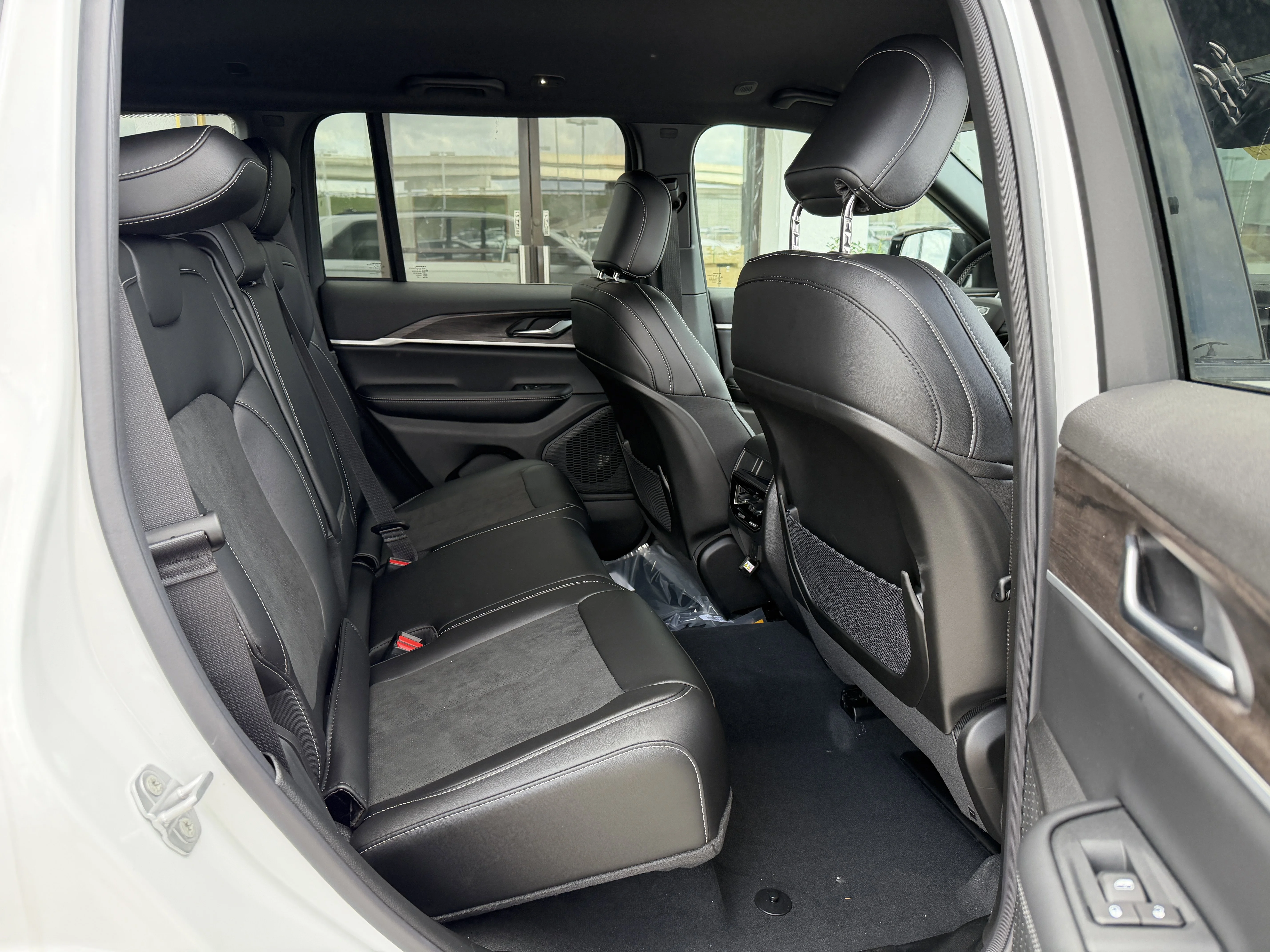 New 2026 Bright White Clear-Coat Exterior Paint Jeep Altitude image 26