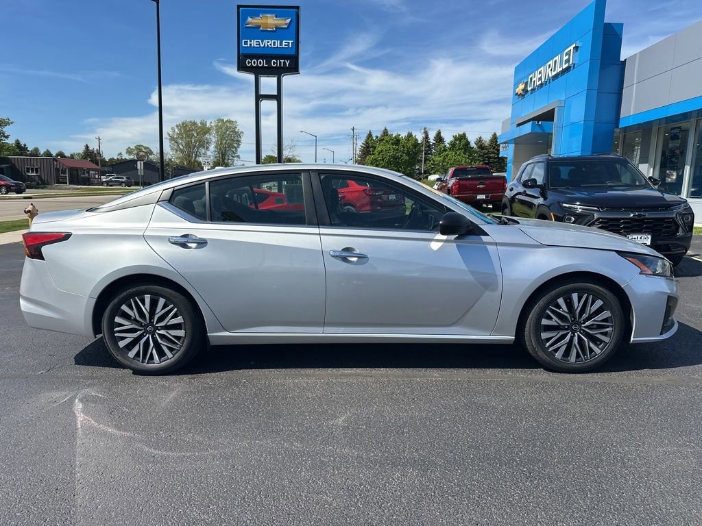 Used 2024 Silver Nissan SV FWD image 5