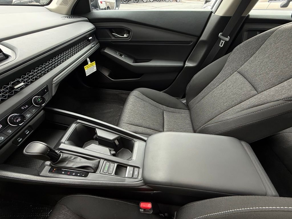 Used 2025 Solar Silver Metallic Honda SE image 27