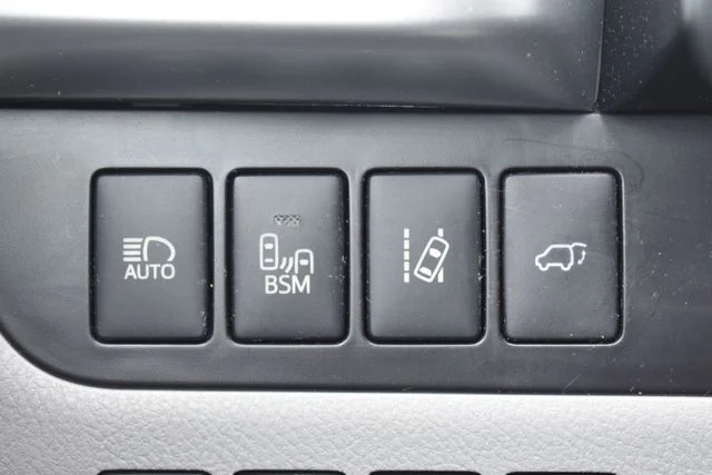 Used 2015 White Toyota Limited image 28