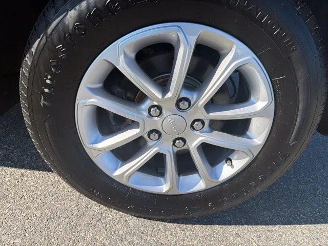 Used 2021 Gray Jeep Laredo E image 9