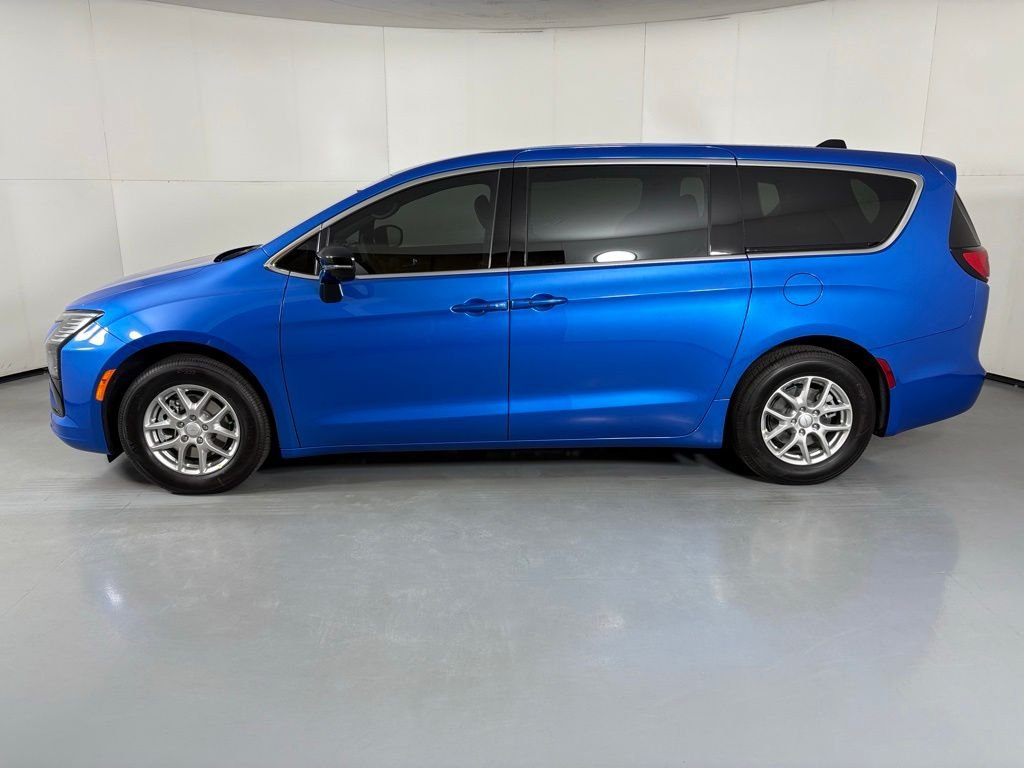 New 2027 Hydro Blue Pearl-Coat Exterior Paint Chrysler Select image 5