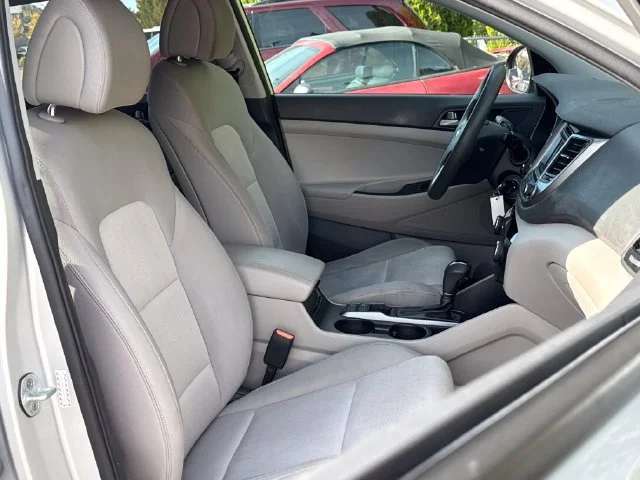 Used 2017 Molten Silver Hyundai SE image 18