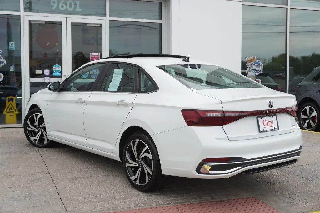 Certified Used 2025 White Volkswagen 1.5T SEL image 17