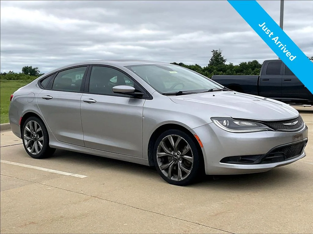 2015 Chrysler 200 S's photo