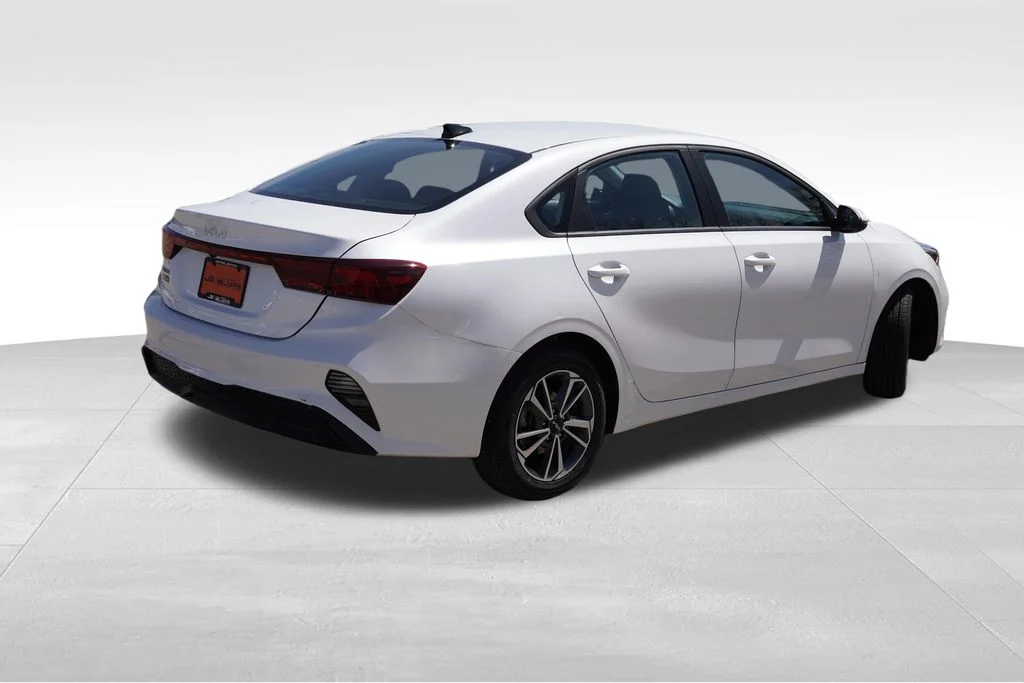 Used 2023 Snow White Pearl Kia LXS image 5