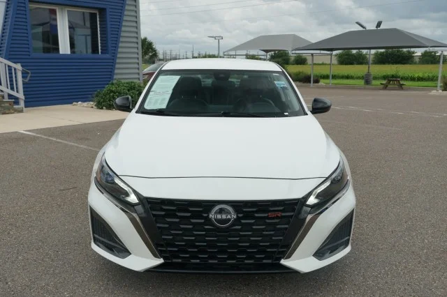 Used 2024 Glacier White Nissan 2.5 SR image 2