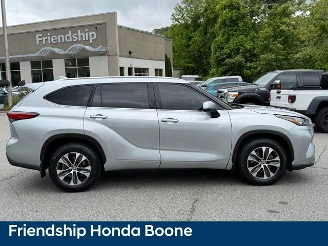 Used 2020 Silver Toyota XLE image 4